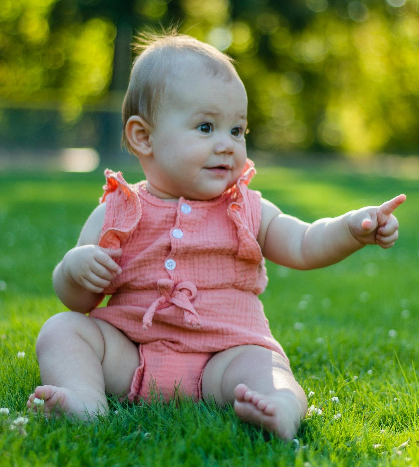 baby pointing